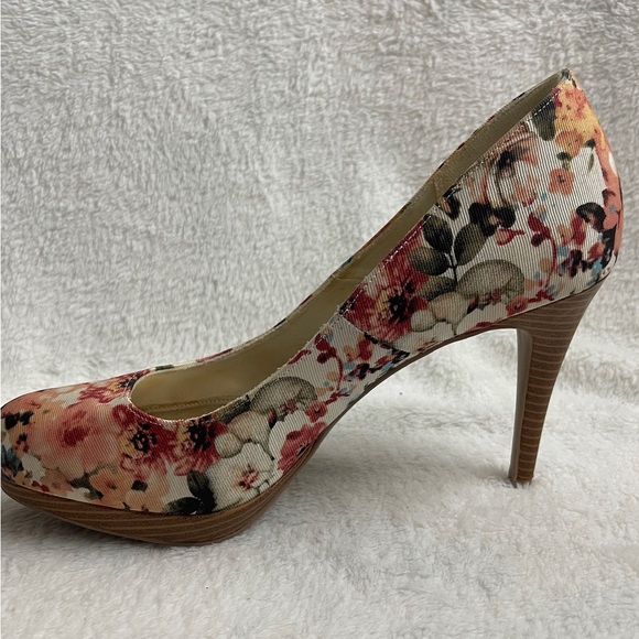 Christian Siriano Cream and Pink Floral Heels - Picture 3 of 10